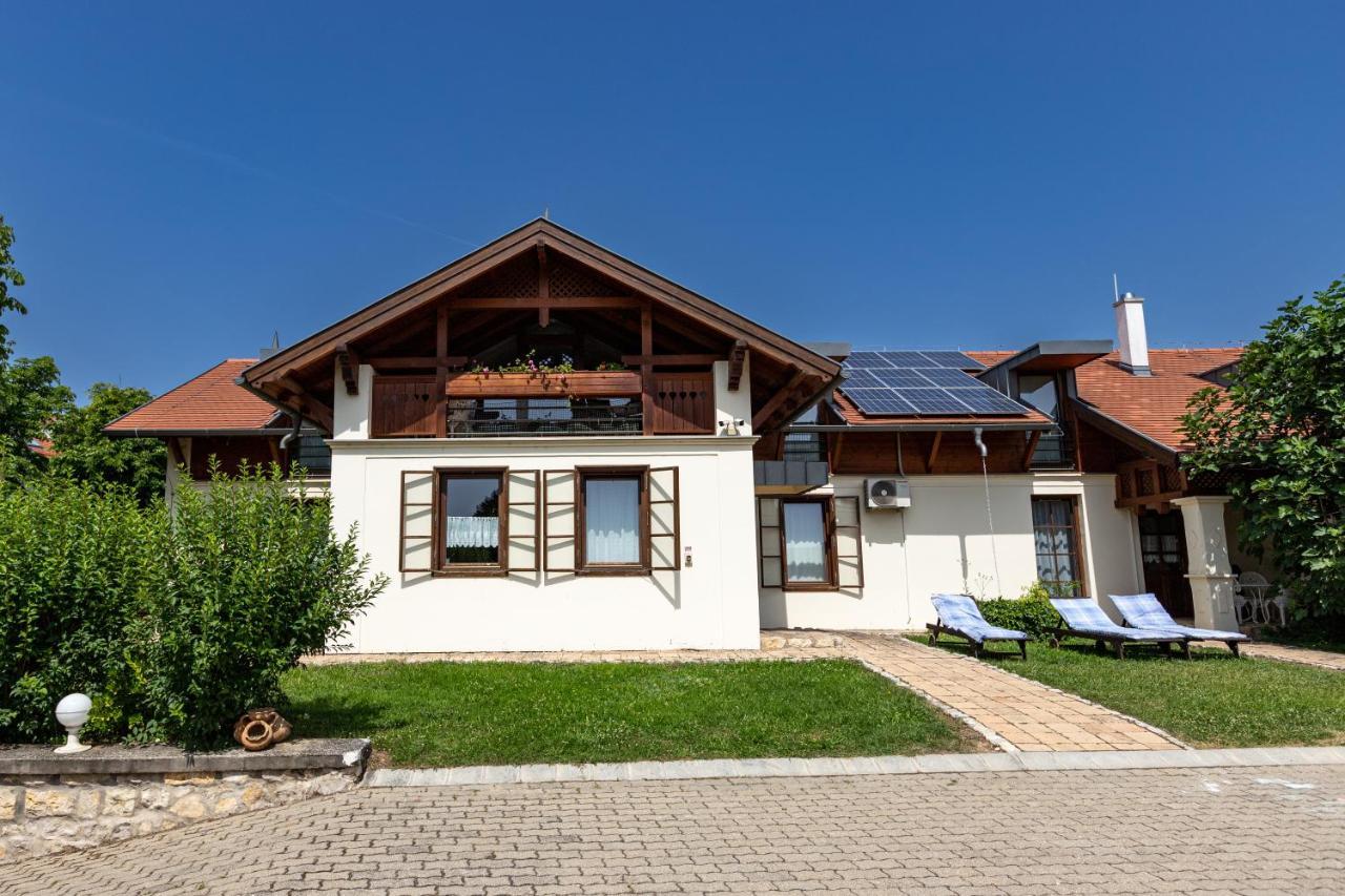 Berkenye Vendeghaz Hotel Balatonfured Exterior photo